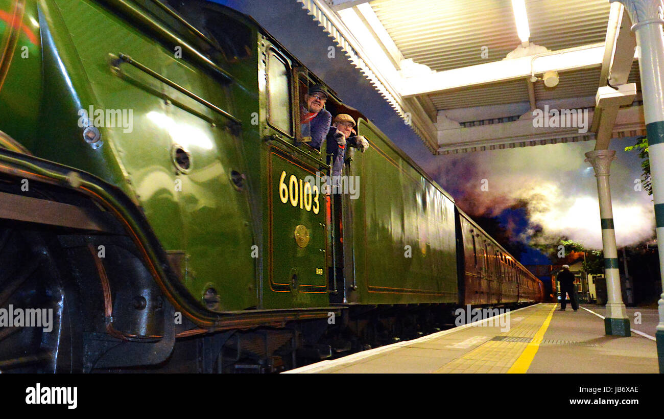 Reigate, UK. 9. Juni 2017. Flying Scotsman 60103 Dampflokomotive schleppen Salonwagen Geschwindigkeiten Reigate Durchgangsbahnhof in Surrey. 2201hrs Freitag, 9. Juni 2017. Bildnachweis: Lindsay Constable/Alamy Live-Nachrichten Stockfoto