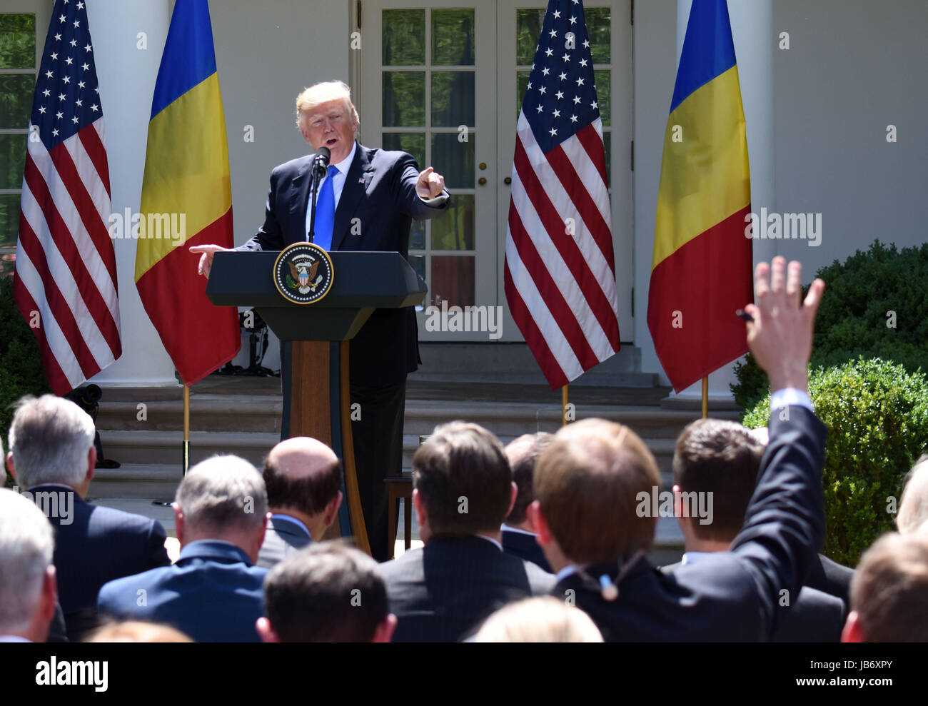 Washington, USA. 9. Juni 2017. US-Präsident Donald Trump nimmt an einer gemeinsamen Pressekonferenz mit dem Besuch der rumänische Präsident Klaus Iohannis (nicht im Bild) im Weißen Haus in Washington, DC, USA, am 9. Juni 2017. Während der Pressekonferenz beschuldigte US-Präsident Donald Trump Katar der Finanzierung des Terrorismus "auf sehr hohem Niveau," drängen die arabischen Golf-Land, die Finanzierung zu stoppen. Bildnachweis: Yin Bogu/Xinhua/Alamy Live-Nachrichten Stockfoto