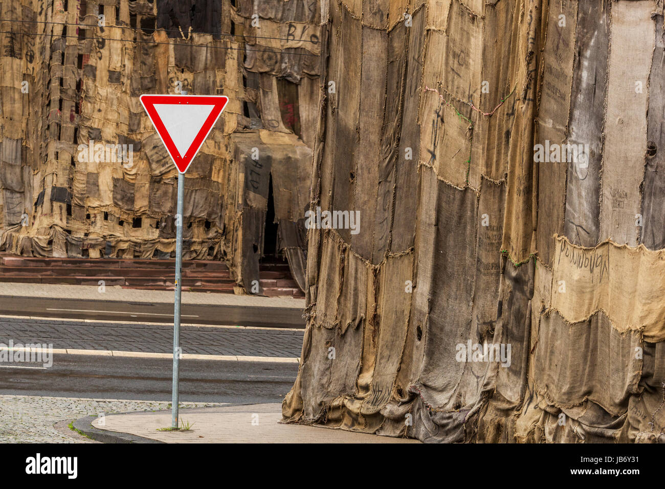 Die Torwache vom Künstler Ibrahim Mahama mit Jutesack und Straßenschild bedeckt.Documenta, Kassel, Deutschland, Zeitgenössische Moderne Kunst Stockfoto