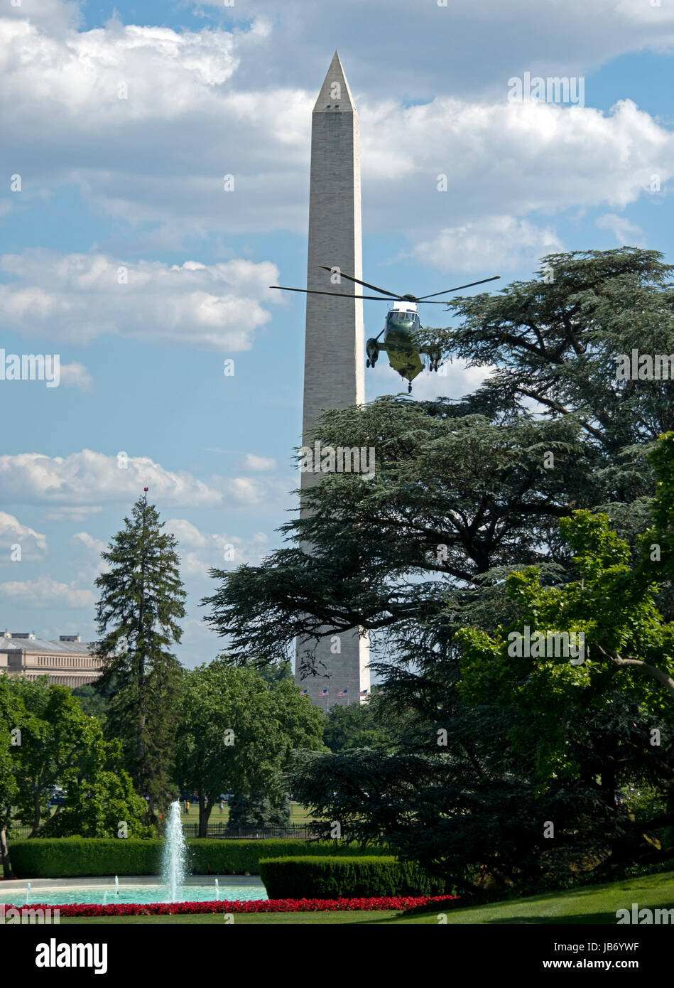 Sehr hochauflösende stock Foto des Ansatzes der Marine One mit dem Washington Monument im Hintergrund aus dem Süden Rasen des weißen Hauses in Washington, DC auf Freitag, 9. Juni 2017. Bildnachweis: Ron Sachs/CNP /MediaPunch Stockfoto