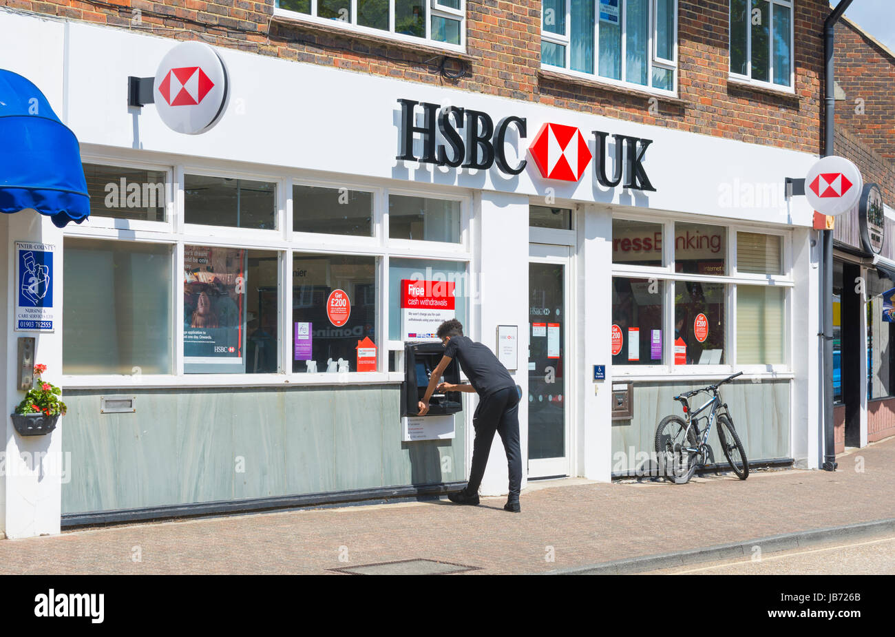 HSBC Bank im Vereinigten Königreich mit Person mit Cashpoint. Stockfoto