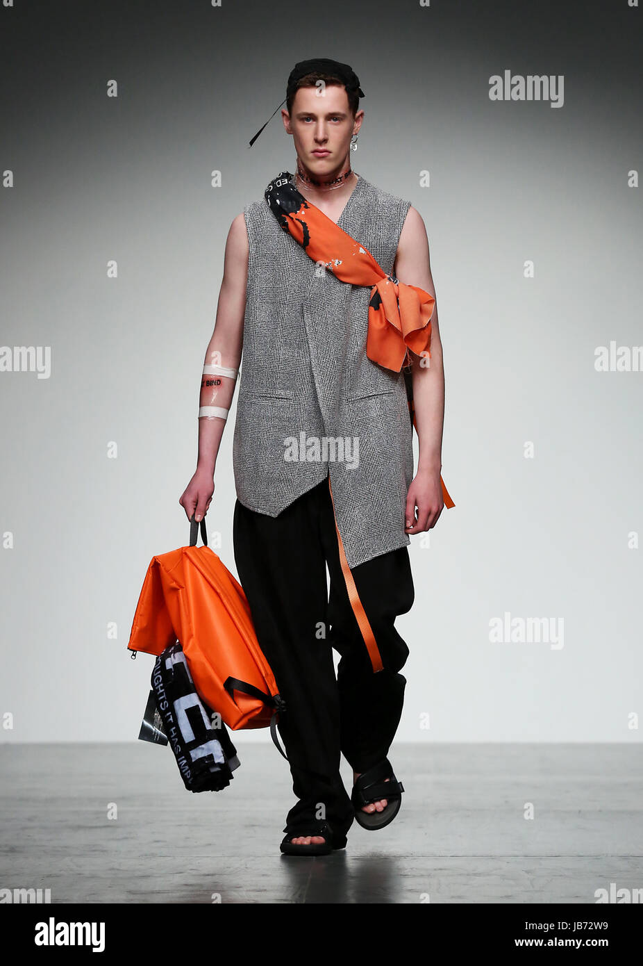 Ein Model auf dem Laufsteg während der Tourne de Transmission London Fashionweek Men SS18 Präsentation statt an der BFC zeigen Raum, London Stockfoto