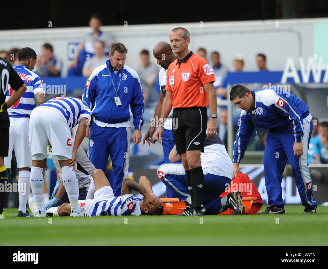 KIERON DYER Lügen verletzten QUEENS PARK RANGERS FC LOFTUS ROAD Stadion LONDON ENGLAND 13. August 2011 Stockfoto