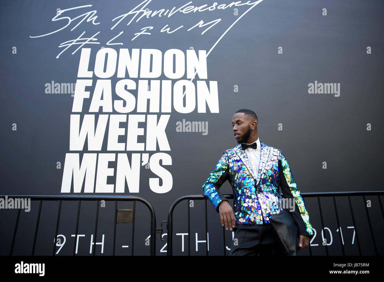 Magazin Gents Chefredakteur, Paris Warren, aus New York, posiert für Fotos außerhalb des BFC zeigen Raums während London Men Fashion Week Frühjahr/Sommer 2018. PRESSEVERBAND Foto. Bild Datum: Freitag, 9. Juni 2017. Bildnachweis sollte lauten: Isabel Infantes/PA Wire Stockfoto