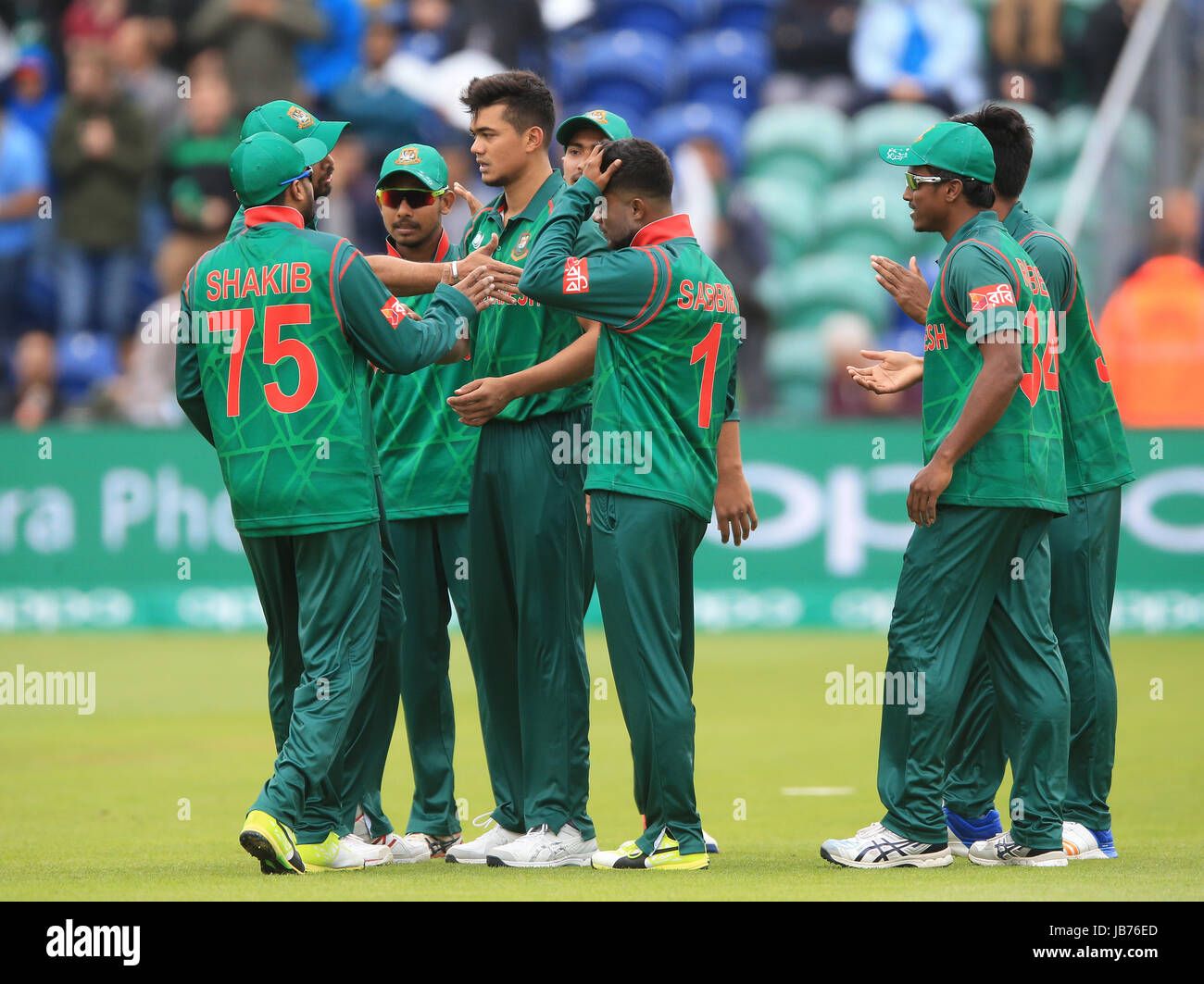 Bangladeshs Taskin Ahmed (Mitte) feiert nach der Einnahme des Wicket Neuseelands Luke Ronchi während der ICC Champions Trophy, Gruppe A Match bei Sophia Gärten, Cardiff. Stockfoto