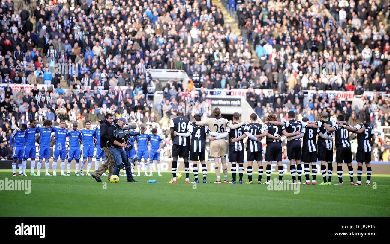 GARY SPEED MINUTE Stille NEWCASTLE V CHELSEA NEWCASTLE V CHELSEA ST JAMES PARK NEWCASTLE ENGLAND 3. Dezember 2011 Stockfoto