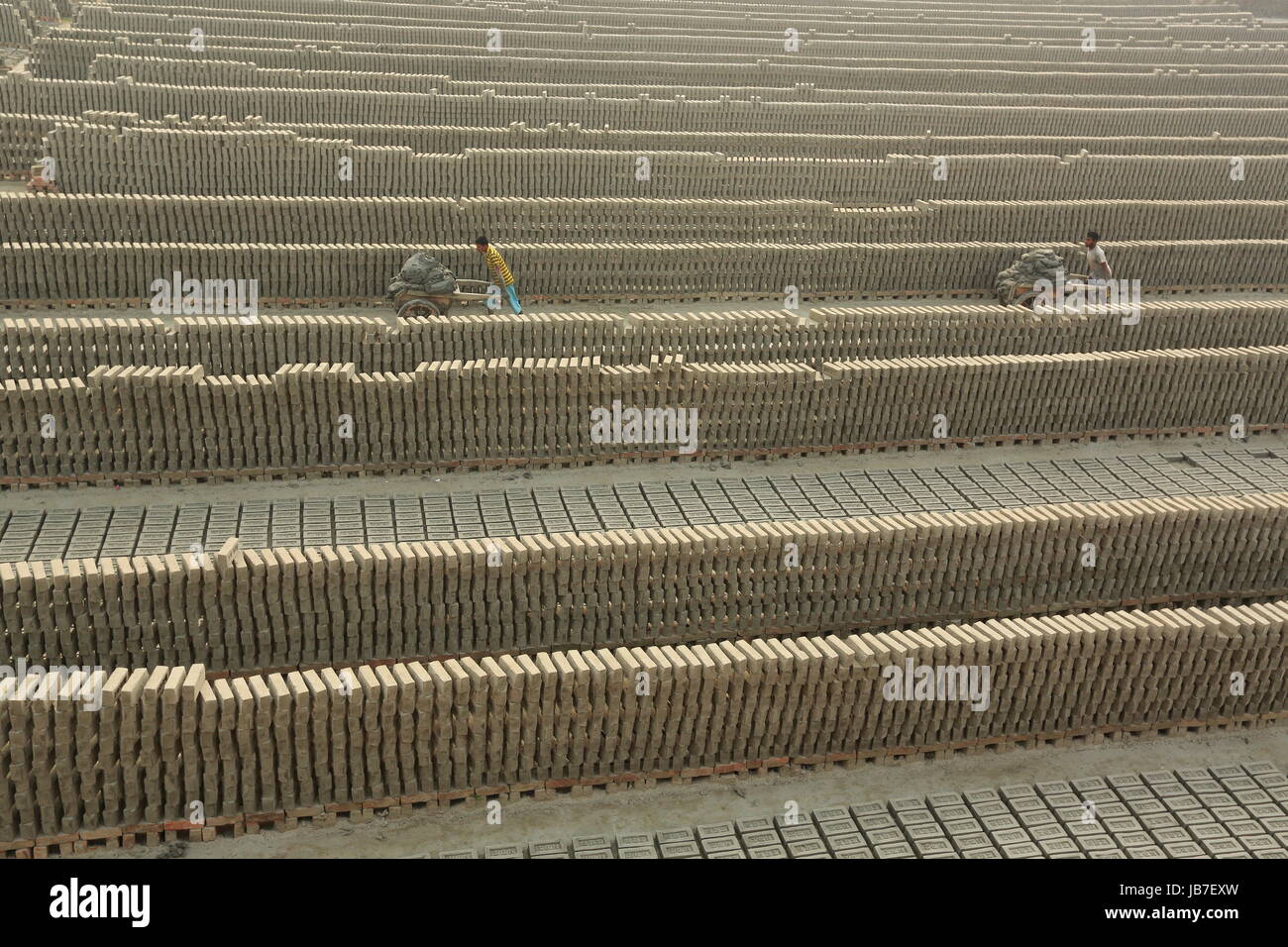 Arbeiter arbeiten an Ziegelei in Khulna, Bangladesh. Stockfoto