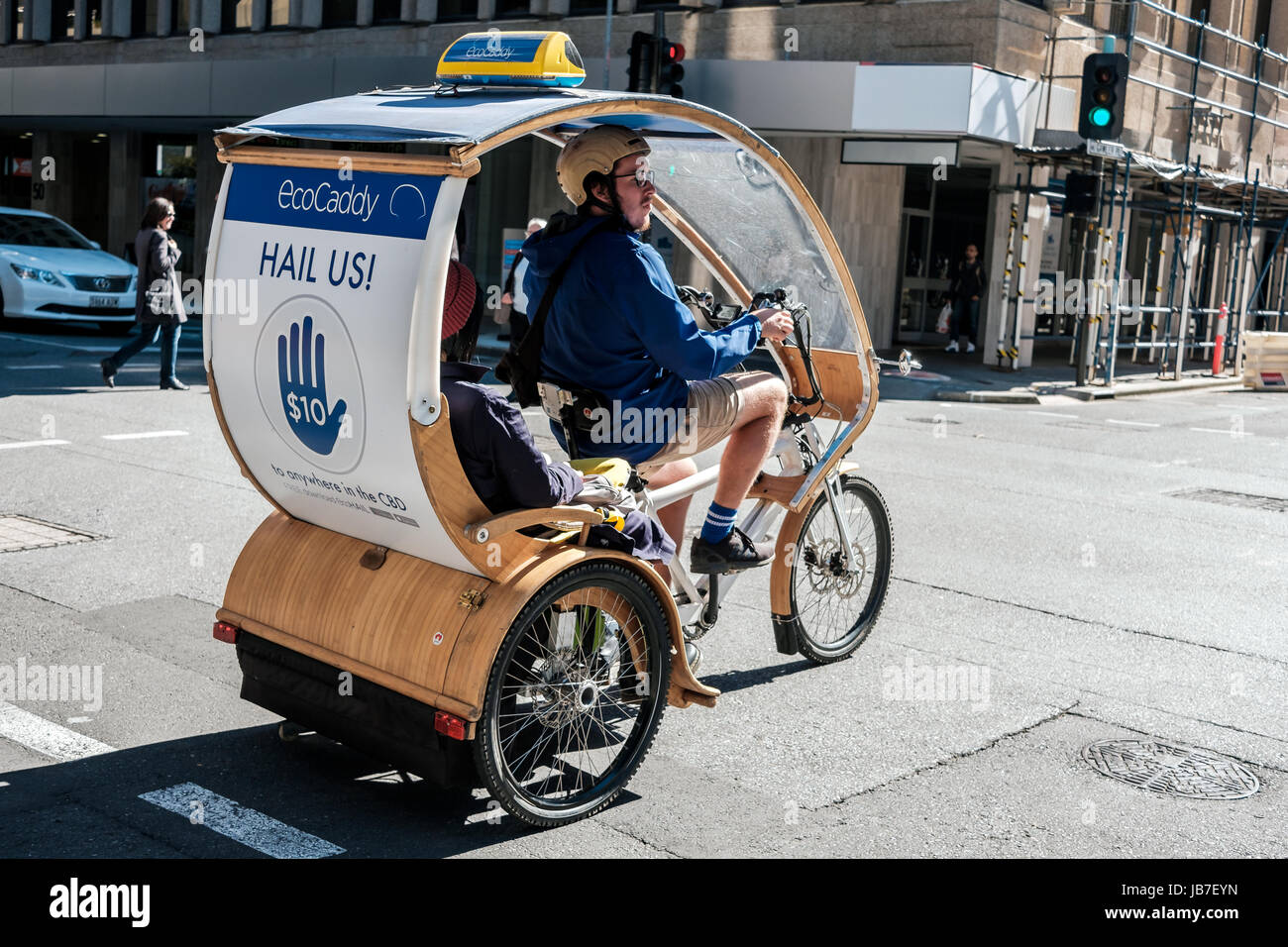 Adelaide, Australien - 5. Mai 2017: Green Eco taxi EcoCaddy Dreirad fahren mit Passagieren über Pirie Straße an einem Tag Stockfoto