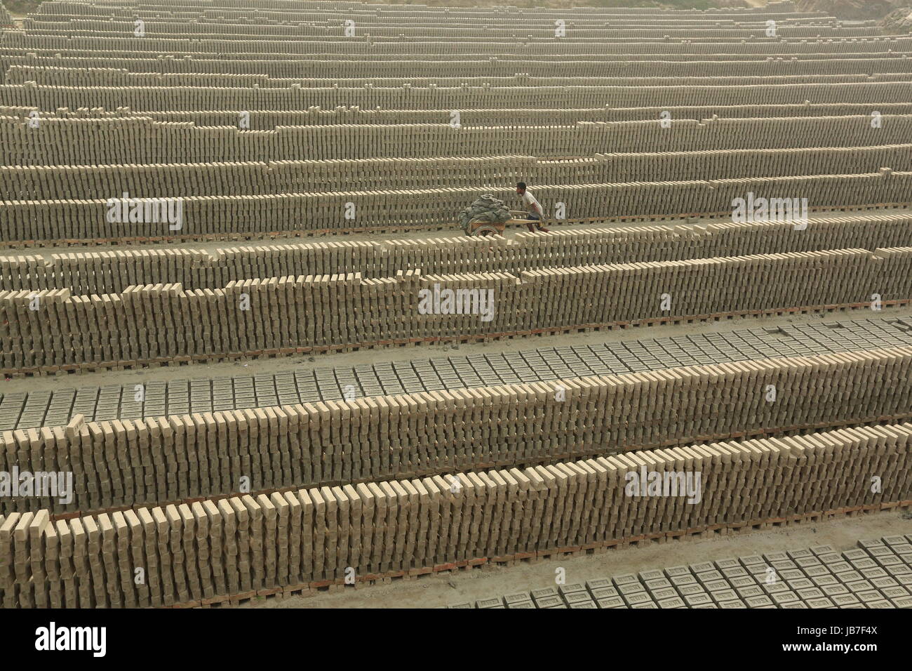 Arbeiter arbeiten an Ziegelei in Khulna, Bangladesh. Stockfoto