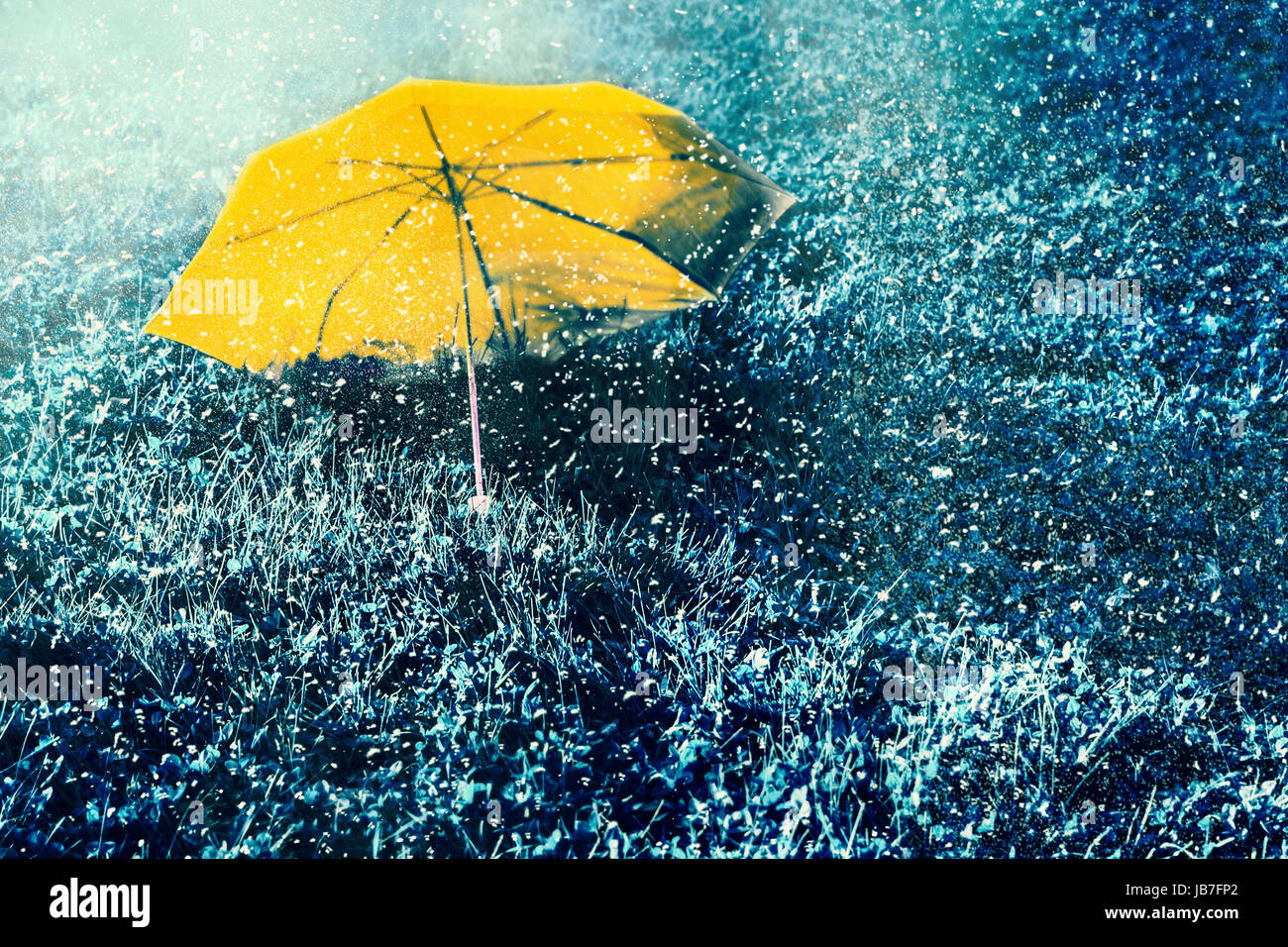 Persönlichen Abstraktion gelben Regenschirm in zarten Schnee Stockfoto