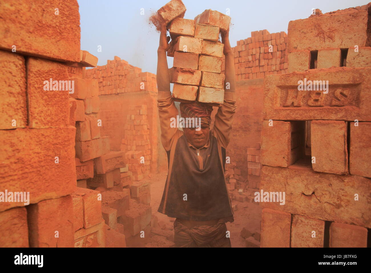 Ein Arbeiter arbeitet an der Ziegelei in Khulna, Bangladesh. Stockfoto