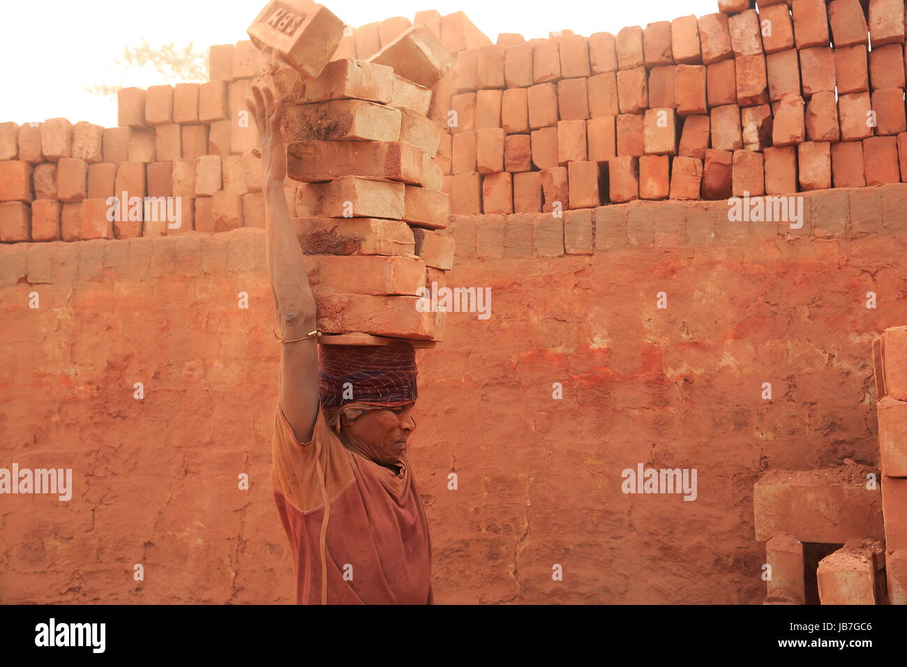 Ein Arbeiter arbeitet an der Ziegelei in Khulna, Bangladesh. Stockfoto