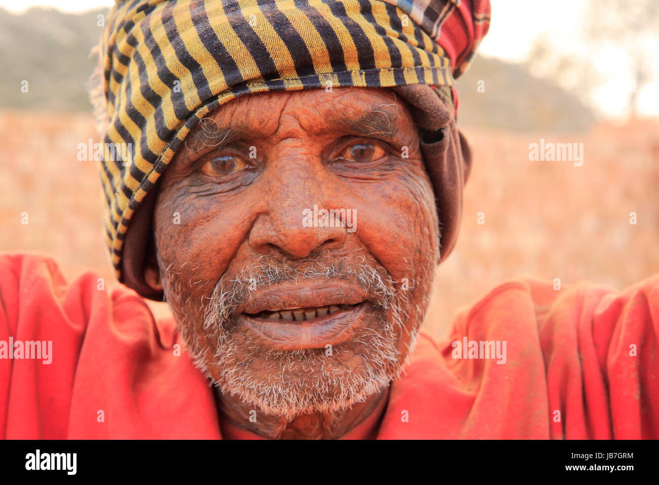 Porträt eines alten Mannes, der arbeitet in einer Ziegelei in Khulna, Bangladesh Stockfoto