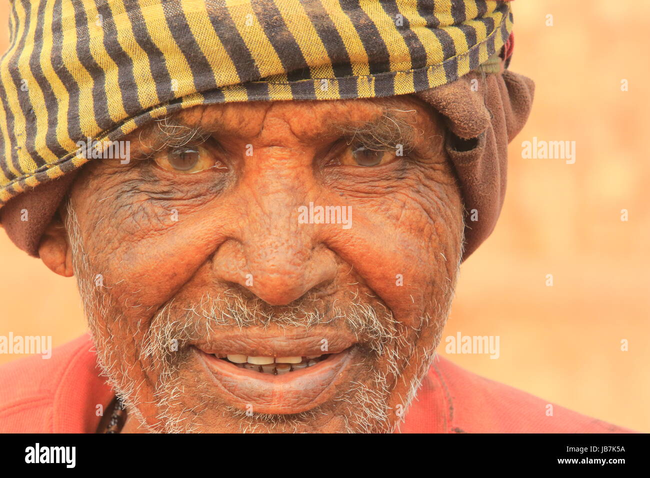 Porträt eines alten Mannes, der arbeitet in einer Ziegelei in Khulna, Bangladesh Stockfoto