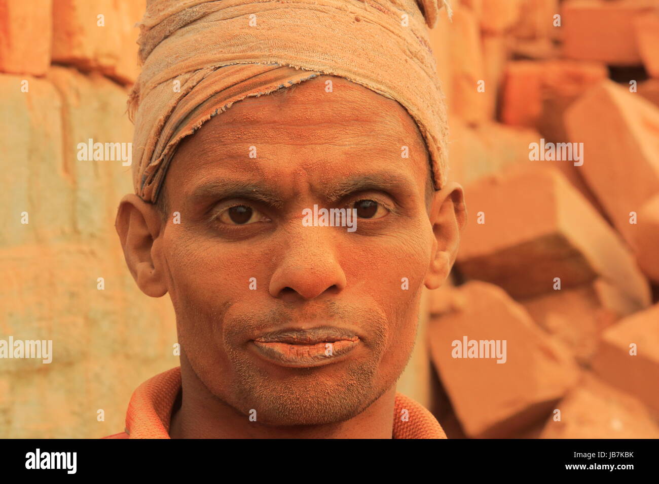 Eine Ziegelei Arbeitskraft Gesicht mit Staub bedeckt. Khulna, Bangladesh Stockfoto