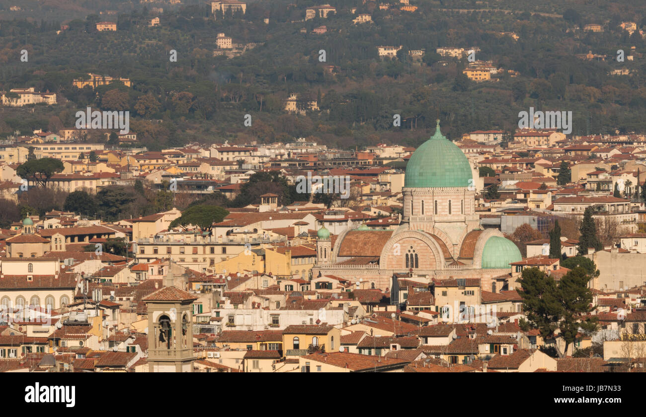 Der Tempio Maggiore oder die Synagoge von Florenz vom Piazzale Michelangelo aus gesehen. Das Hotel liegt in Florenz, Italien. Stockfoto