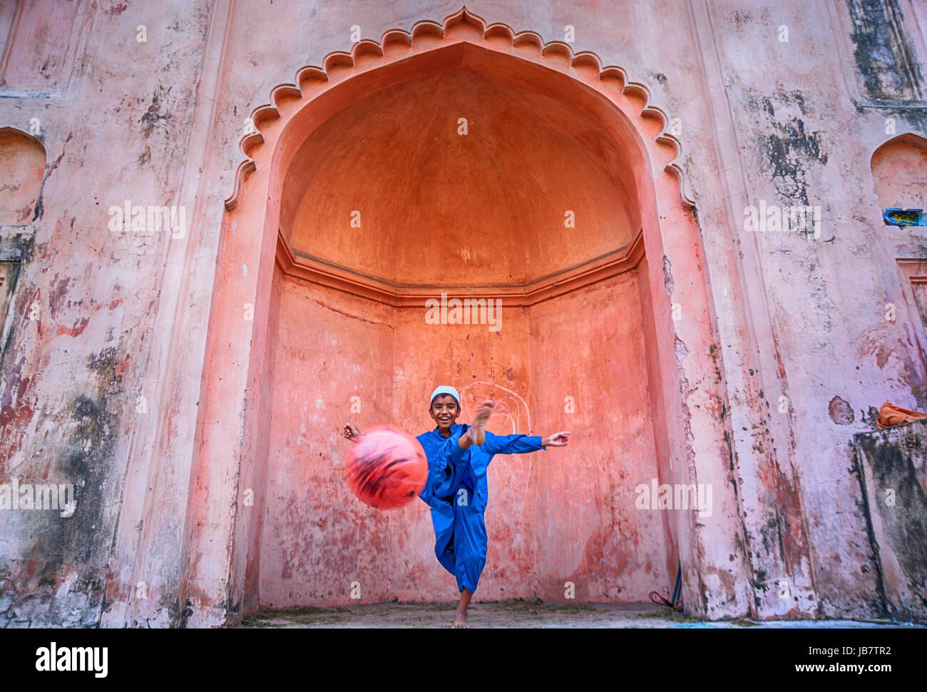 Madrassa Student Aufdrängend fotball Stockfoto