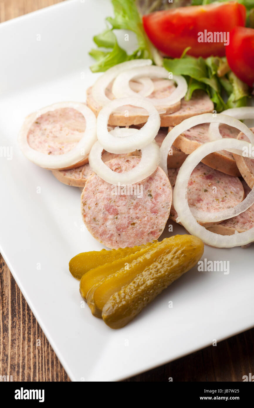 Bayerischer Wurstsalat mit Brezel Stockfotografie - Alamy