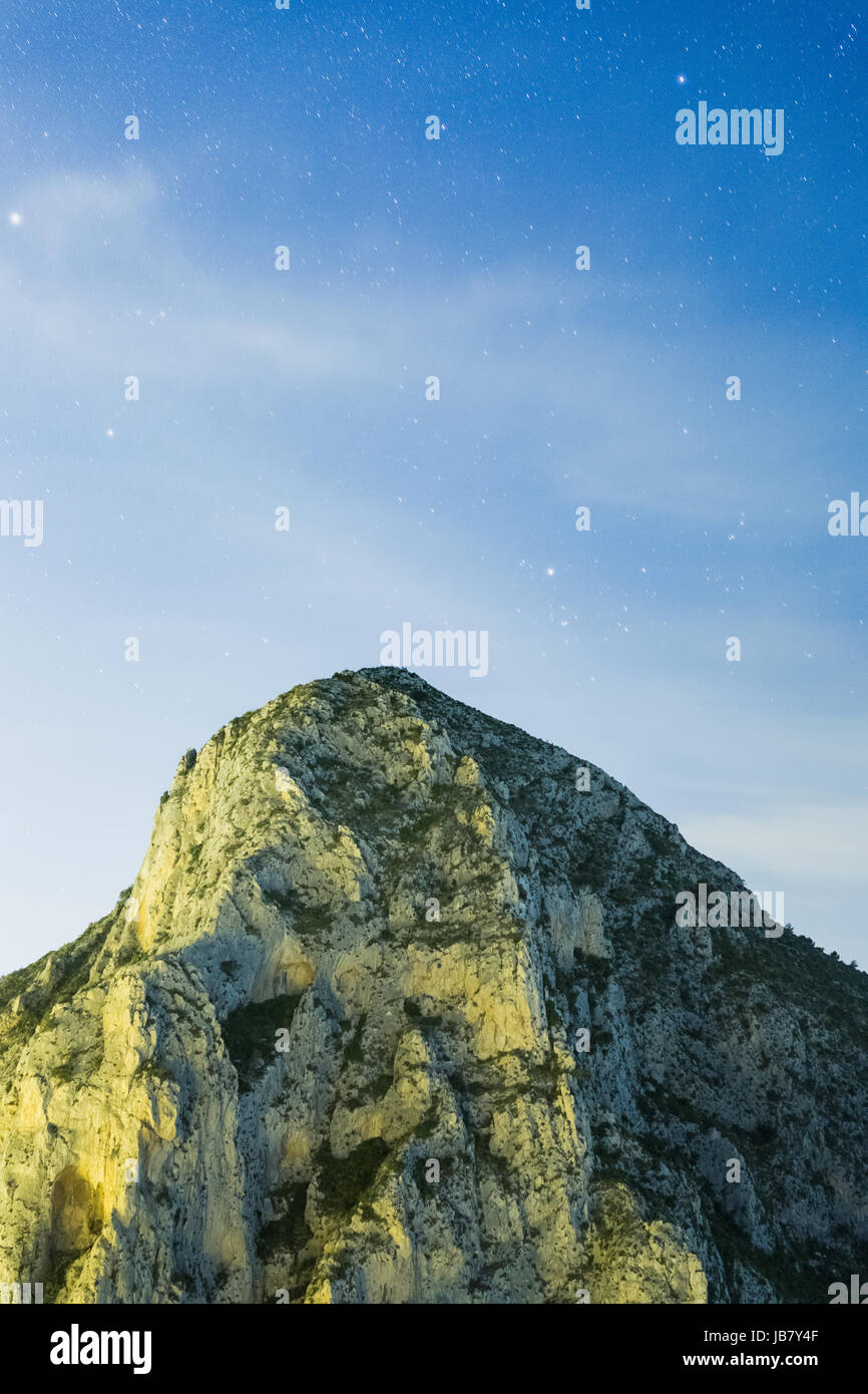 Mountain Top unter einem Sternenhimmel, Nacht, Landschaft Stockfoto