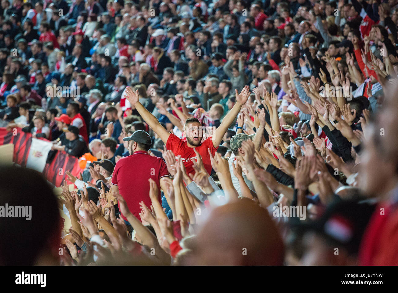 Wie Monaco Unterstützer, Fans ihre Fußballmannschaft spielen gegen Manchester City beobachten Stockfoto