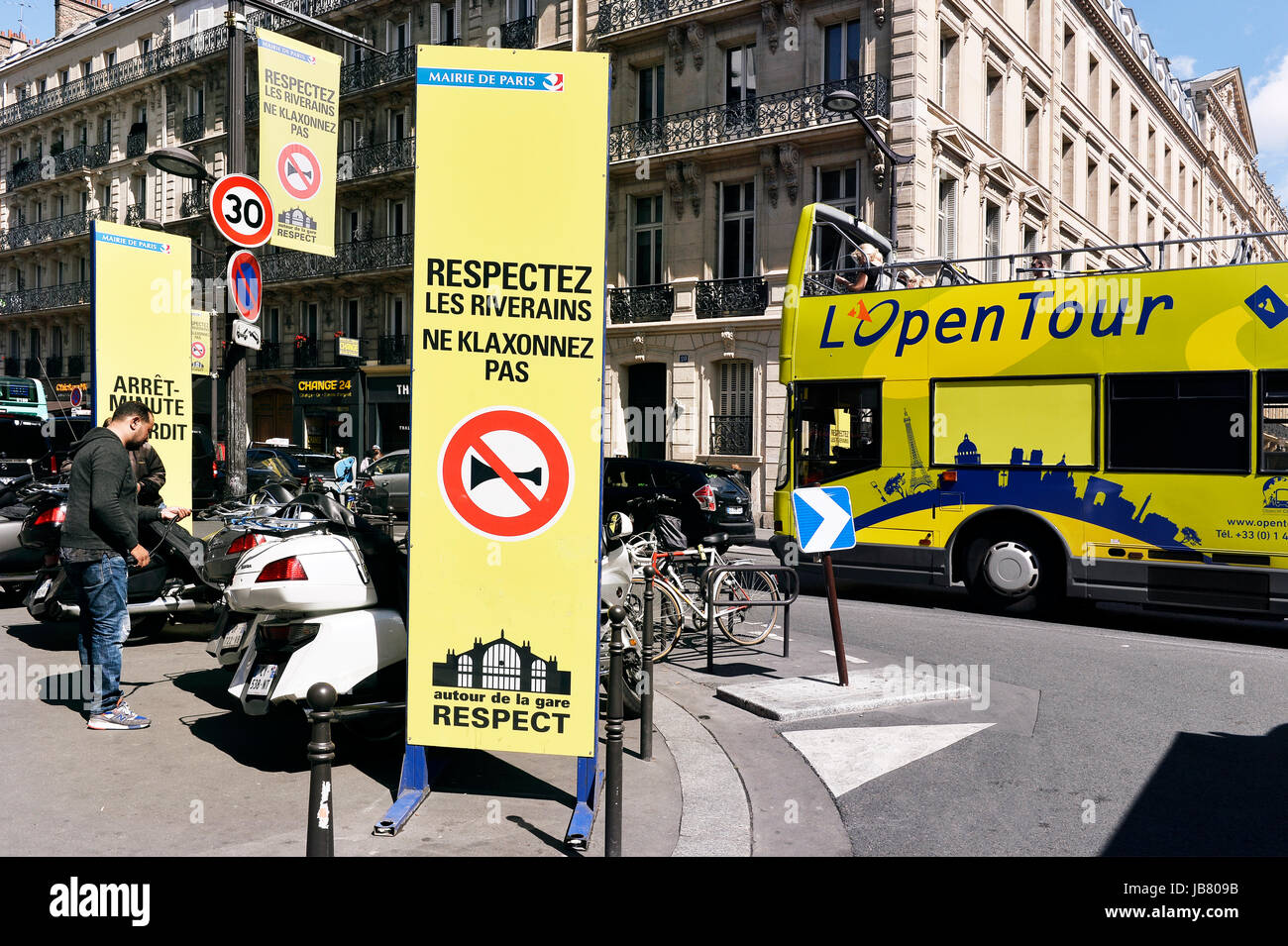 Keine Parkplätze, kein Horn, video Zone, Nordbahnhof Paris, Frankreich Stockfoto