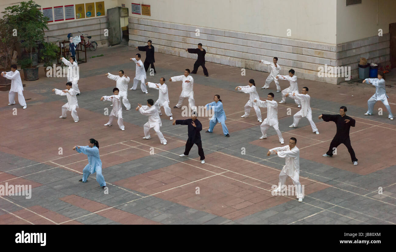 Männer und Frauen üben Tai Ji/Tai Chi) in Abend, Kunming, Yunnan, China Stockfoto