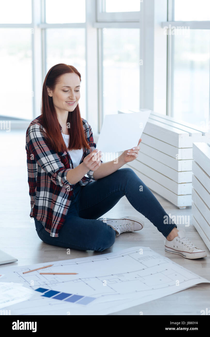 Erfreut attraktive Frau mit einer Zeichnung Stockfoto