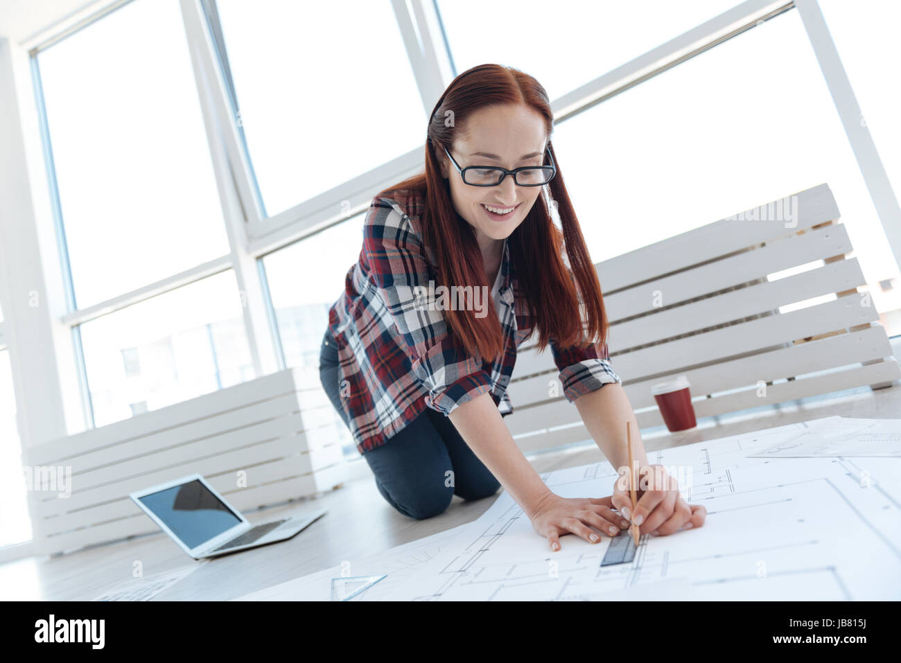 Glückliche begeistert Frau entwickeln den Gebäudeentwurf Stockfoto