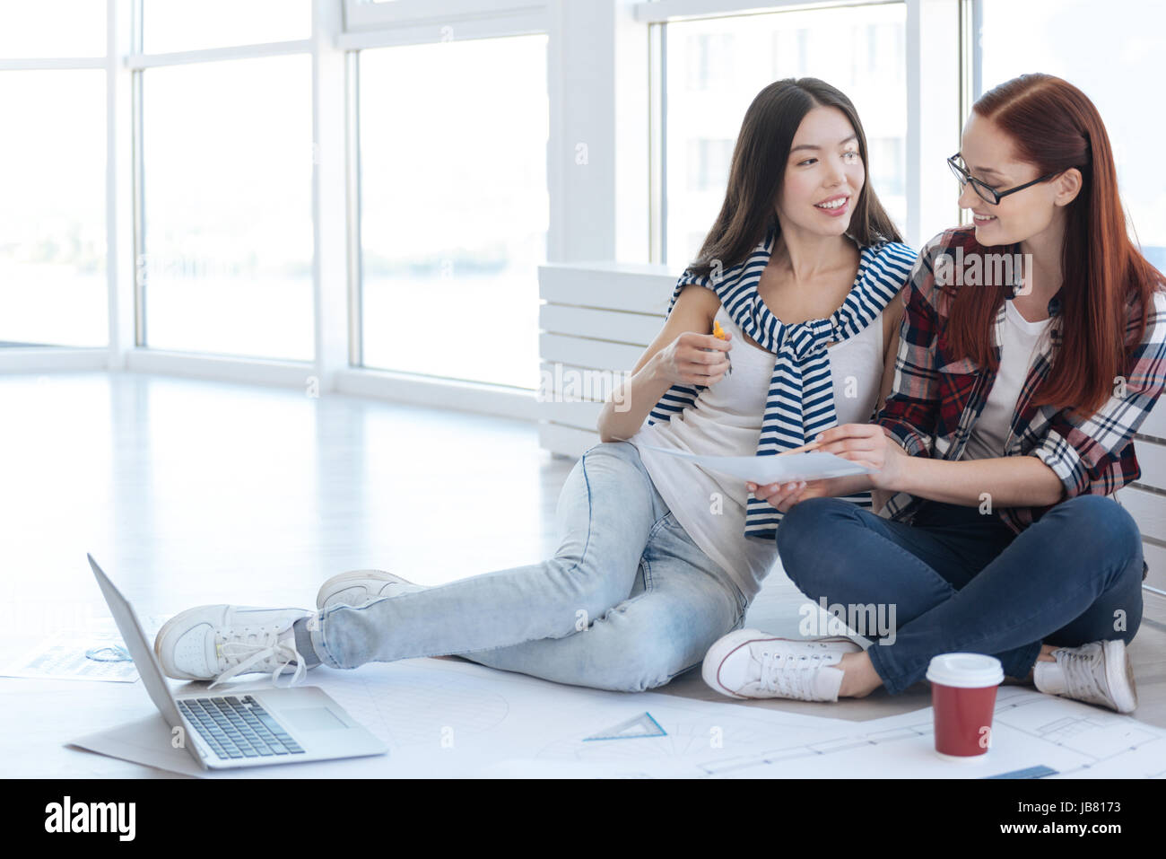 Positiven glücklich Ingenieure arbeiten zusammen Stockfoto