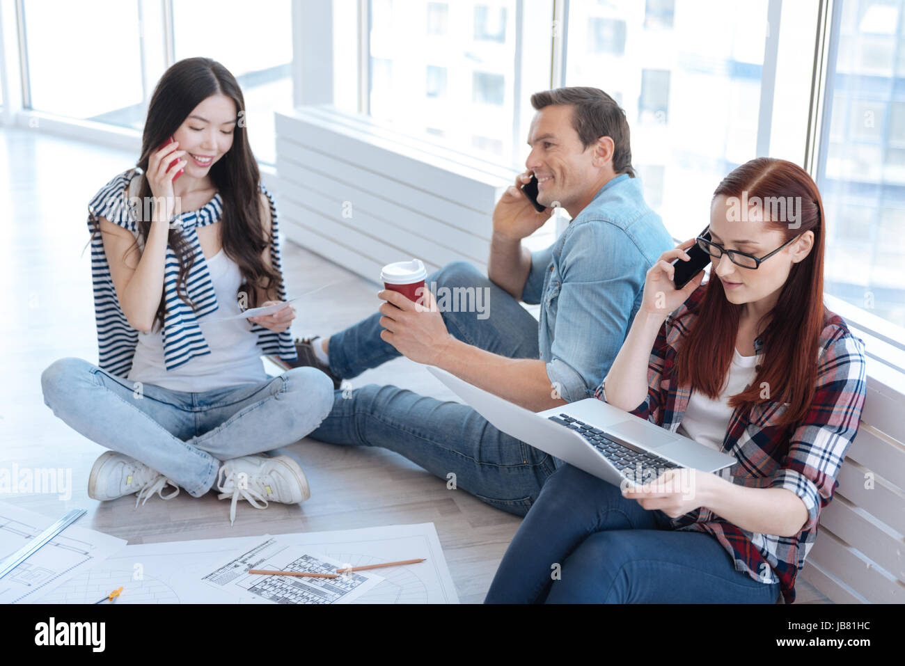 Nette junge Leute sprechen am Telefon Stockfoto