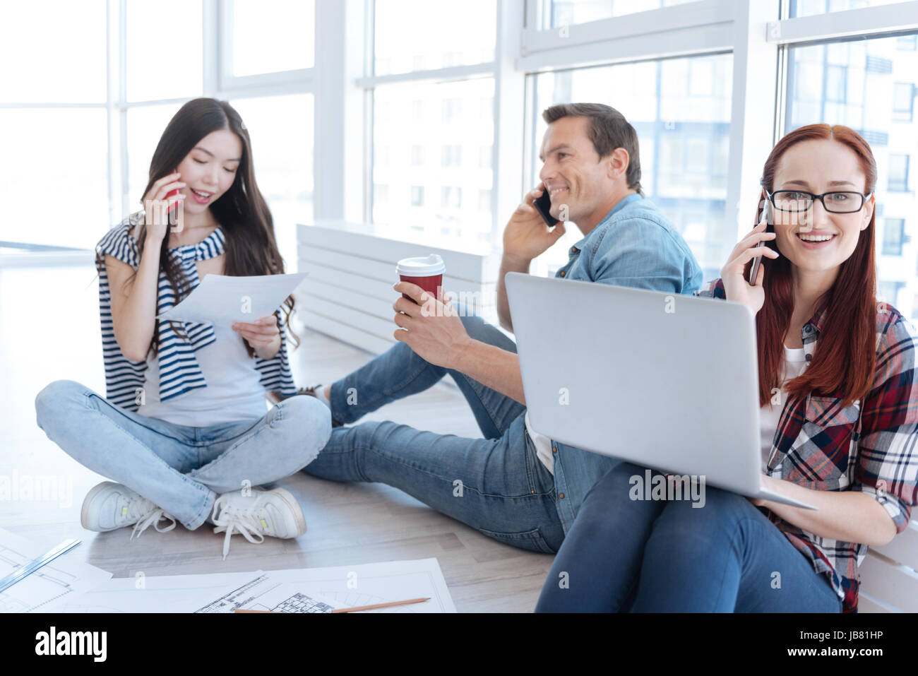 Positive nette Leute mit Handy-Gesprächen Stockfoto