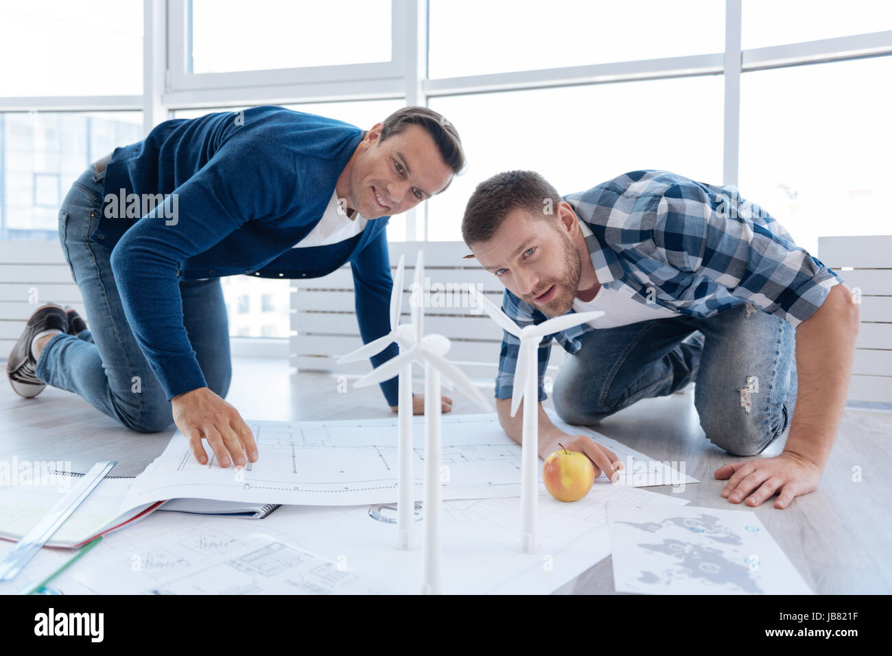 Männliche Berufsingenieure Blick auf die Windmühle-Modelle Stockfoto