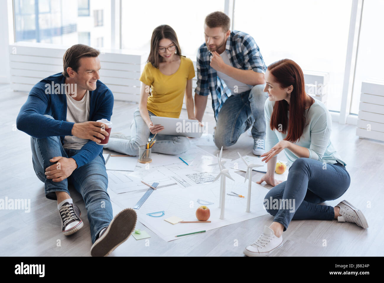 Schöne positive Frau im Gespräch mit ihrem Kollegen Stockfoto