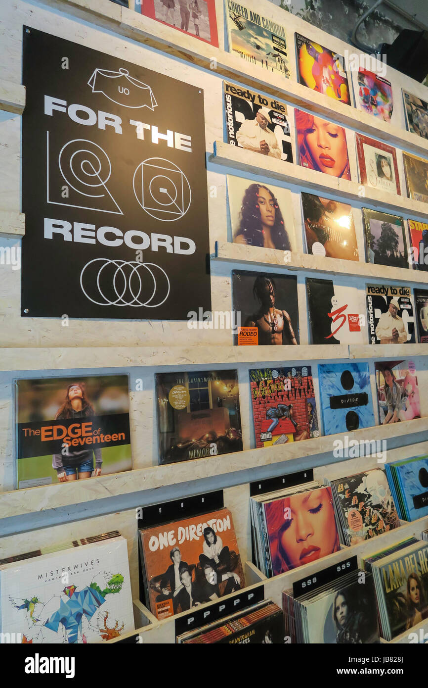 Vinyl Record Abteilung bei Urban Outfitters, Fifth Avenue, New York, USA Stockfoto