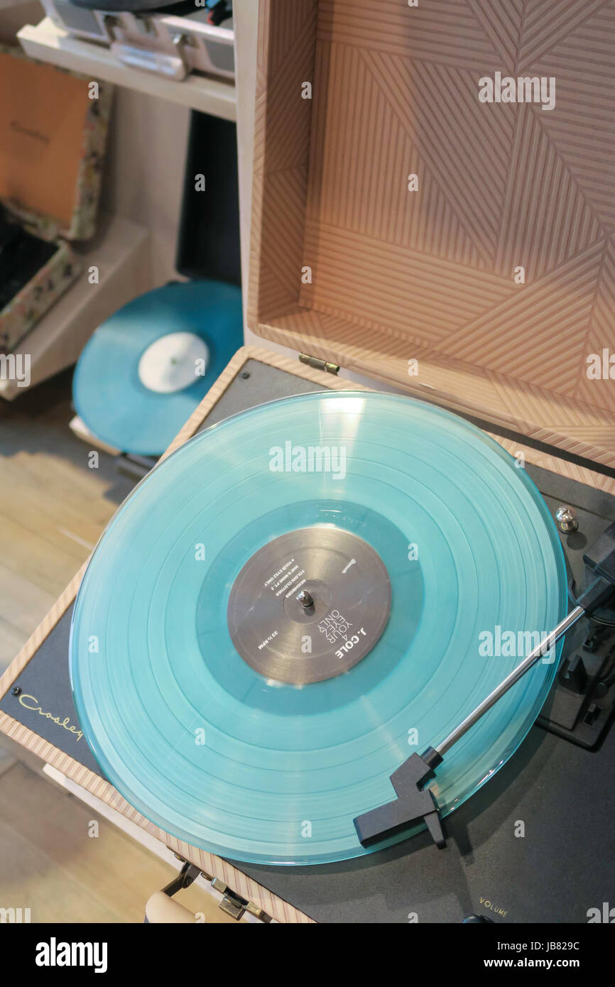 Vinyl Record Abteilung bei Urban Outfitters, Fifth Avenue, New York ...