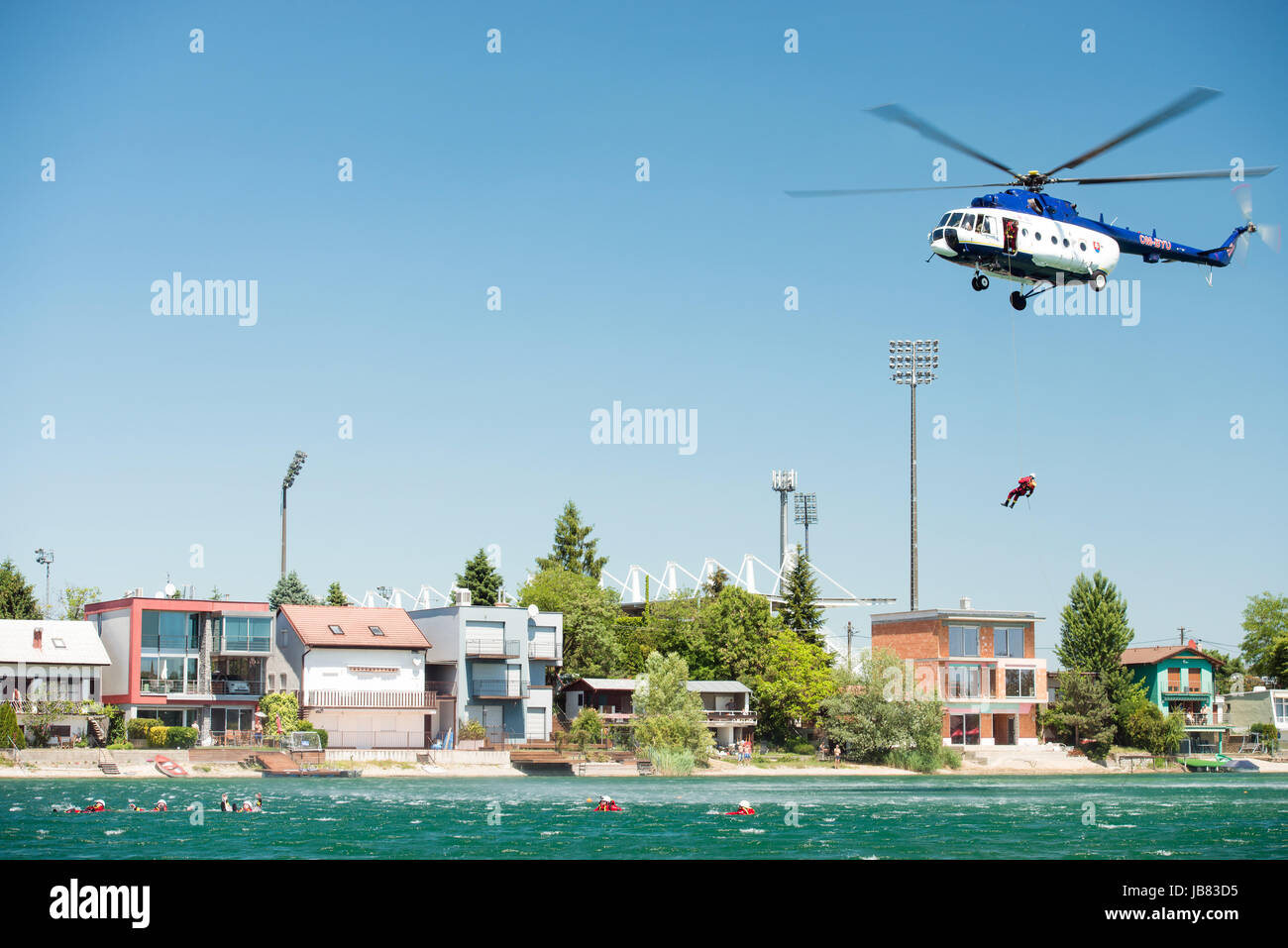 SENEC, Slowakei - 28 Mai: Dynamische Anzeige der Mil Mi-17 Hubschrauber Durchführung eine Rettung aus der Wassergymnastik am Sonnenseen Senec, Slowakei Stockfoto