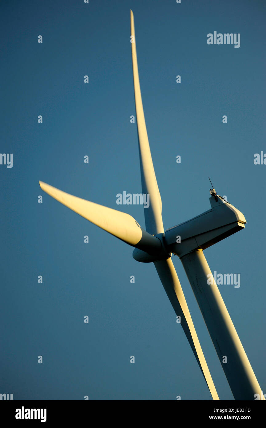 Windturbine gegen einen klaren, blauen Winterhimmel Stockfoto