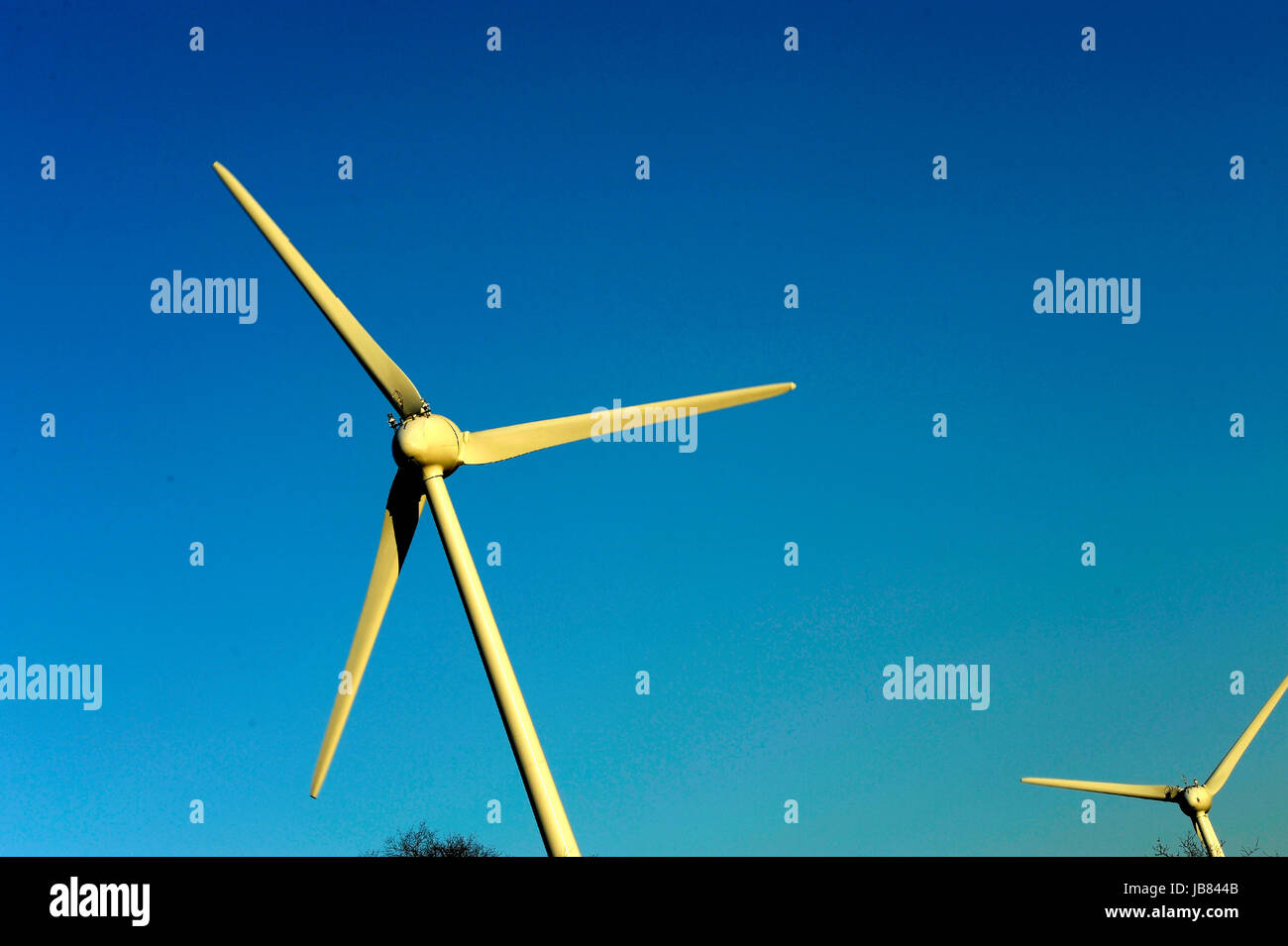 Windturbine gegen einen klaren, blauen Winterhimmel Stockfoto