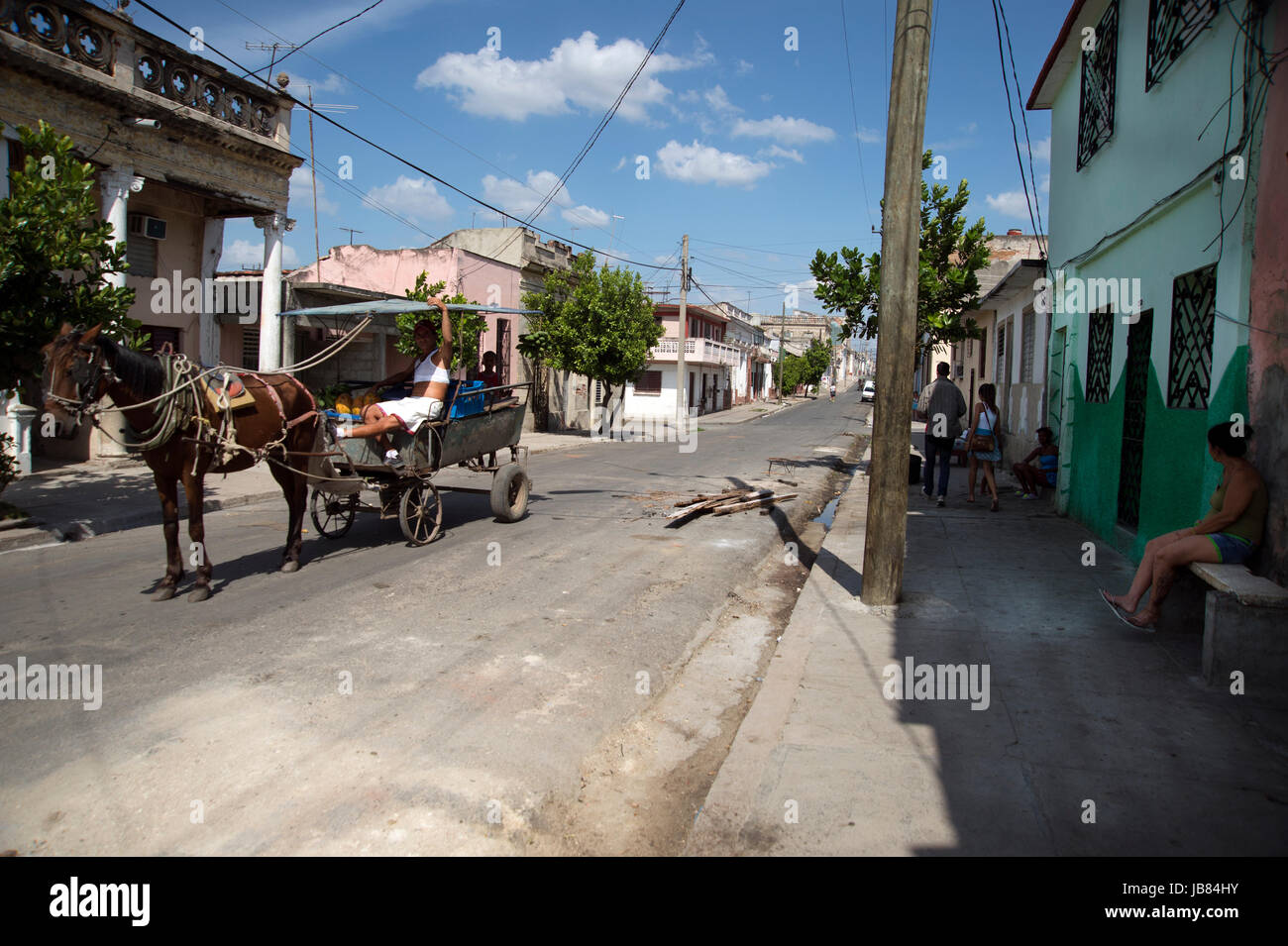 Eine kubanische Mann verkaufen Obst und Gemüse aus seinem Pferd und Wagen in den Straßen von Cienfuegos Kuba Stockfoto