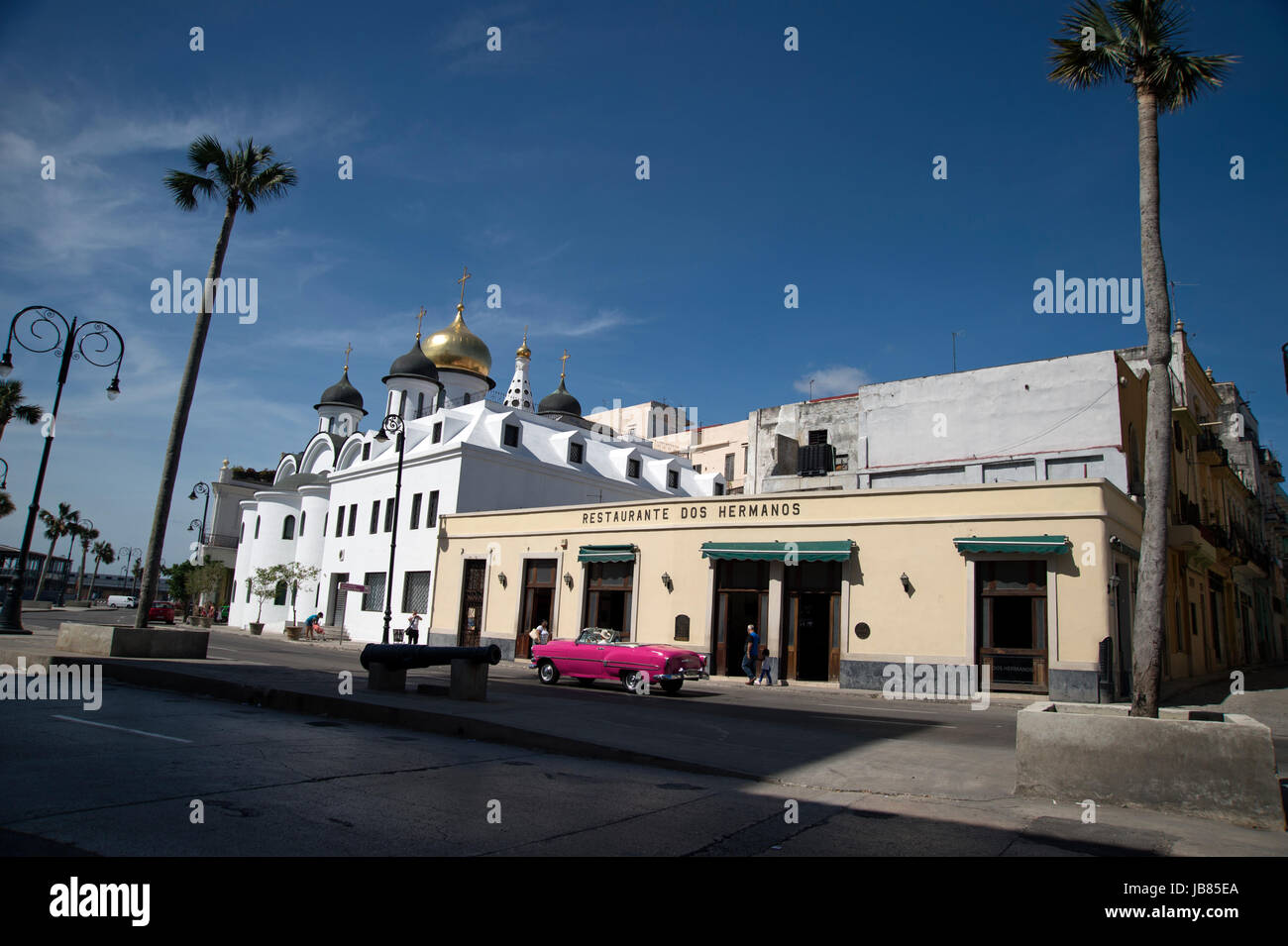 Eine amerikanische 1950 Oldtimer verwendet als Taxi führt Touristen für eine Fahrt vorbei an einer alten Lieblingsplatz von Hemingway in Havanna Kuba Stockfoto