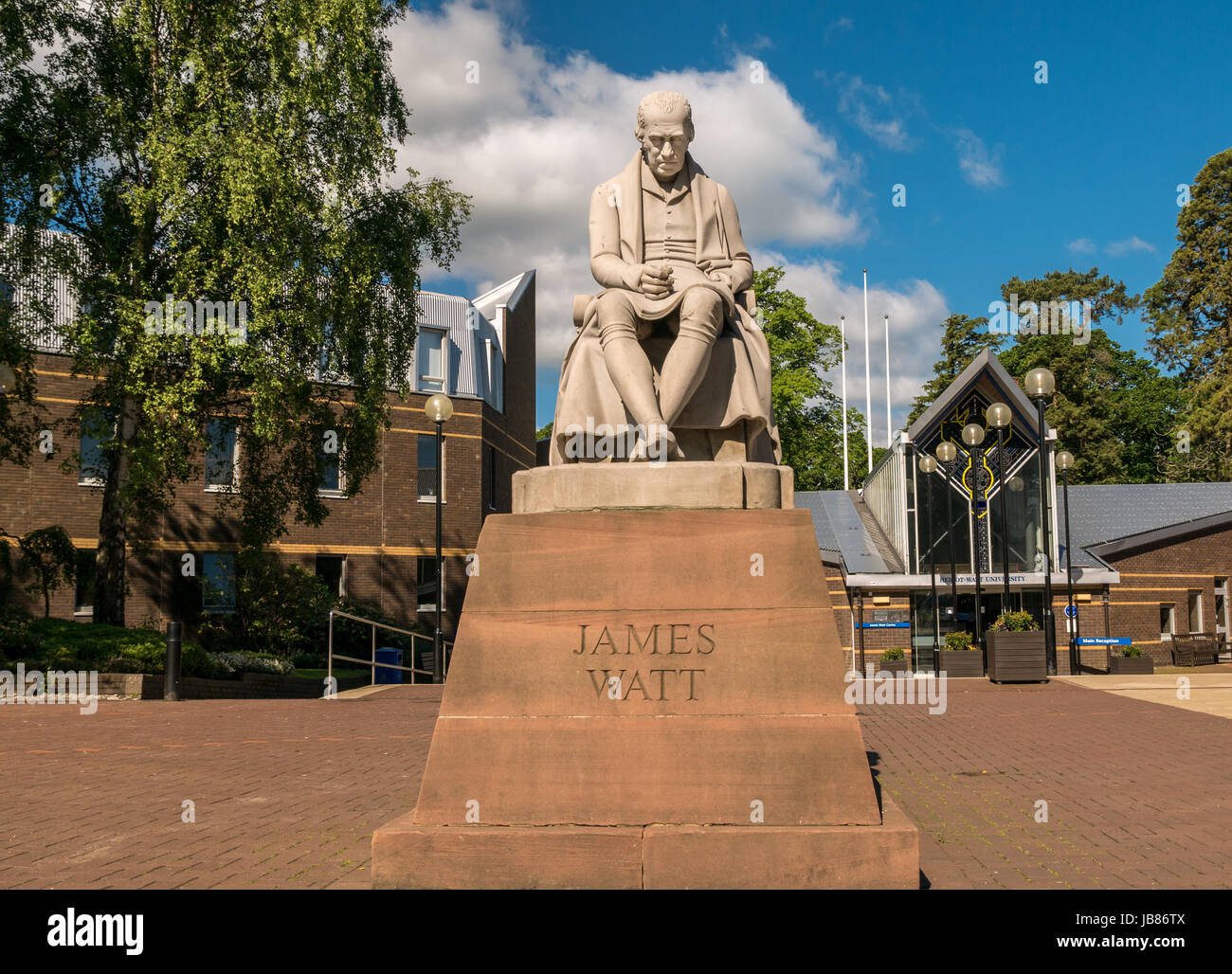 Statue von James Watt, Erfinder und Ingenieur, von Peter Slater, Eingang der Heriot Watt University Campus Riccarton, Edinburgh, Schottland, Großbritannien Stockfoto