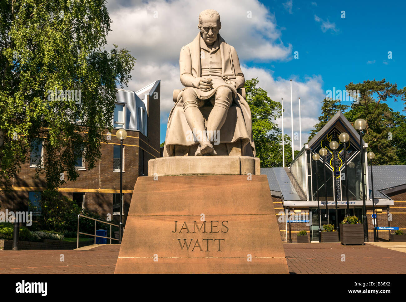 Statue von James Watt, Erfinder und Ingenieur, von Peter Slater, Eingang der Heriot Watt University Campus Riccarton, Edinburgh, Schottland, Großbritannien Stockfoto