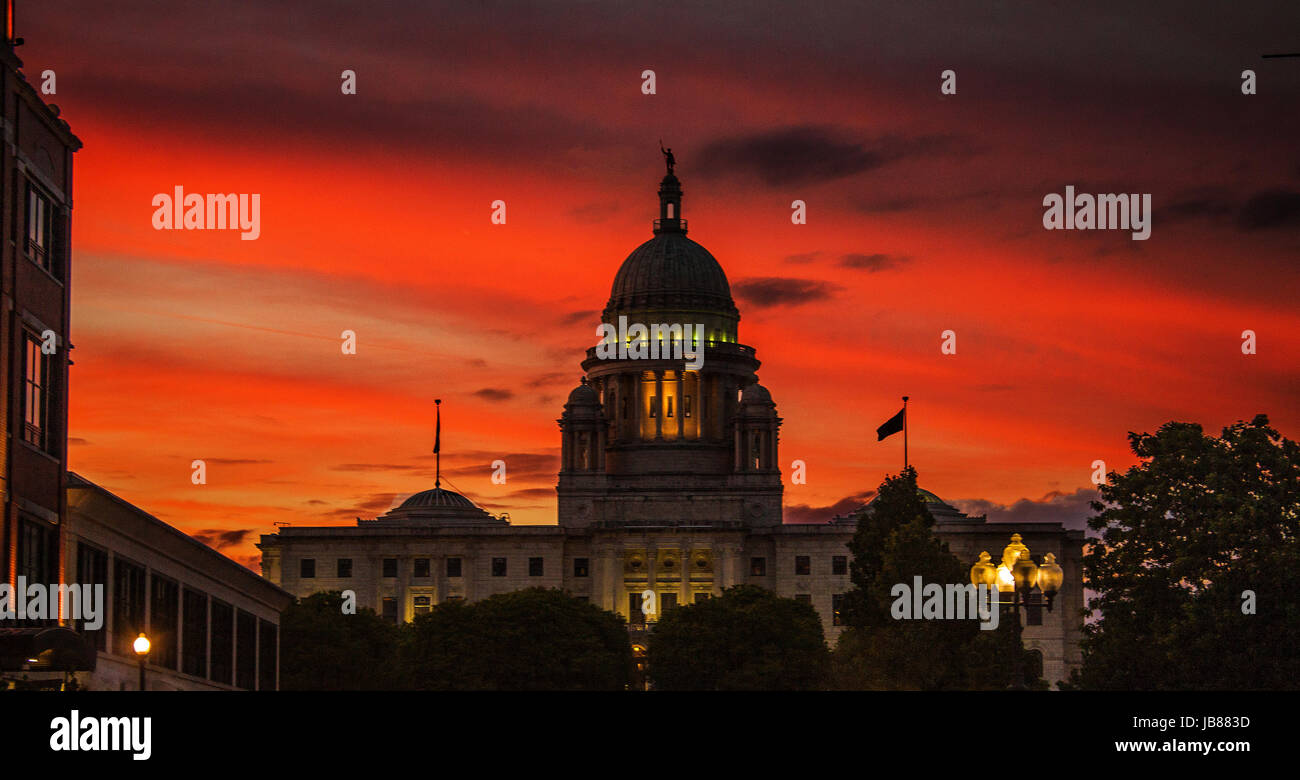 Ein atemberaubender Sonnenuntergang Foto von Providence Capitol Building. Stockfoto