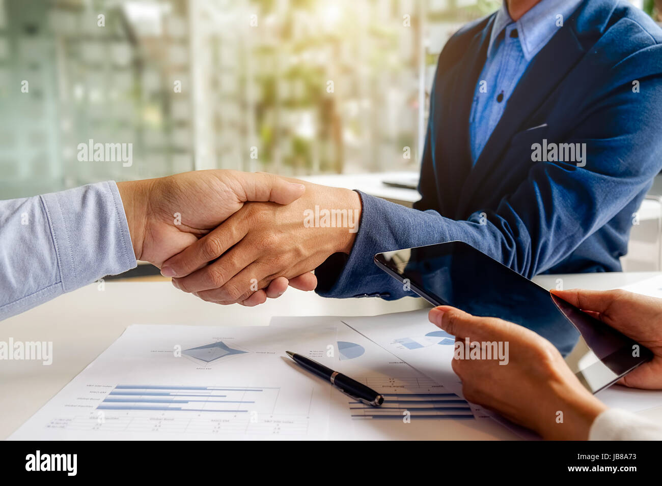 Erfolgreiche Geschäftsleute Händeschütteln nach guter Deal. Business Handshake und Geschäftsleute. Retro Vintage-Ton Effekt, Weichzeichner, schlechten Lichtverhältnissen. Stockfoto