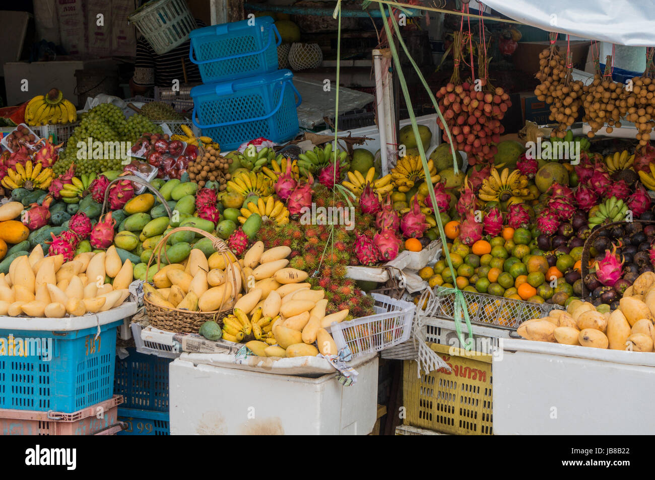 Schöne Darstellung der exotischen Früchten auf einem kleinen Dorfmarkt Stockfoto