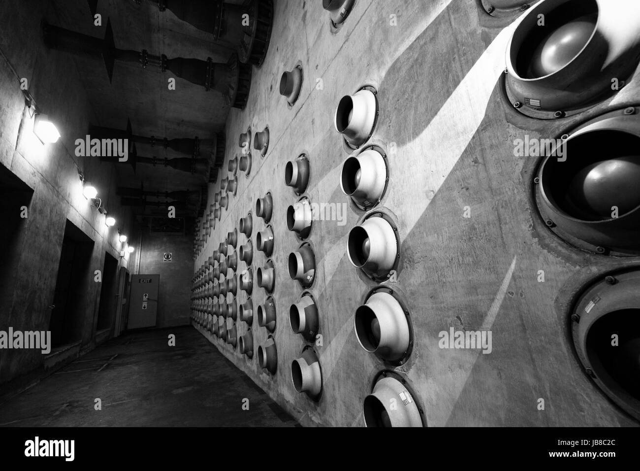 Löcher in eine Betonwand in der unterirdischen Atombunker an RAF Neatishead, Norfolk, Großbritannien. Stockfoto