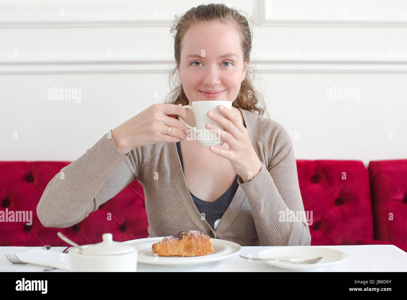 Frau Tasse Kaffee Cappuccino Croissant Frühstück Stockfoto