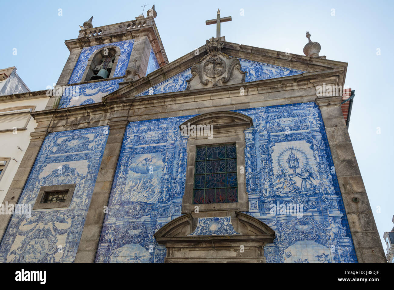 Capela das Almas dekoriert mit Azulejo Kacheln - Capela de Santa Catarina in Porto, Portugal Stockfoto