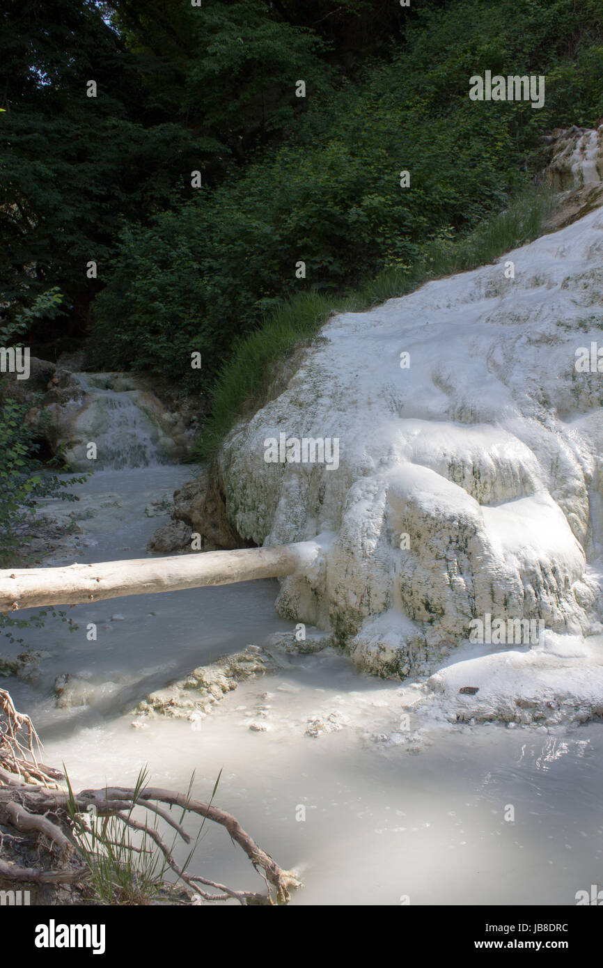 BAGNI SAN FILIPPO, Italien - 2. Juni 2017: Bagni San Filippo heiße Frühlinge Stream und Rock Formation in der Toskana Region von Italien Stockfoto