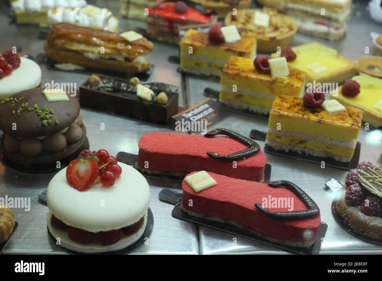 Auswahl an schönen Kuchen in französischer patisserie Stockfoto